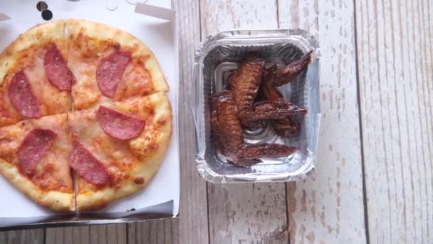 Πάνω άποψη του φέτα πίτσα τυρί σε πακέτο take away — Αρχείο Βίντεο