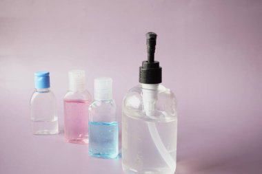 Beyaz bir kabın içinde el yıkama sıvısı. 