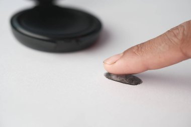 Kapalı bir kağıtta farklı siyah parmak izleri. ,