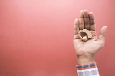 İşitme sorunu olan genç bir adam..