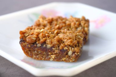 Masadaki bir tabakta meyveli çikolata. 