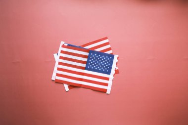 Kırmızı arka planda Amerikan bayrağı 