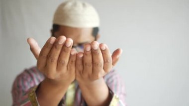 Müslüman adam Ramazan 'da dua ederken el ele tutuşup yaklaş. 