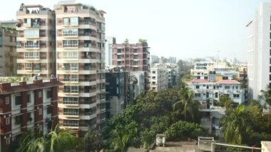 Güneşli bir günde Dhaka şehrinin konut ve finans binalarının yüksek açılı manzarası 