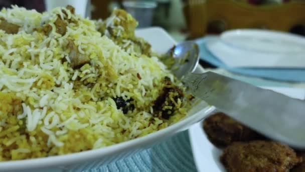 Κρέας προβάτου biryani σε πιάτο στο τραπέζι. — Αρχείο Βίντεο