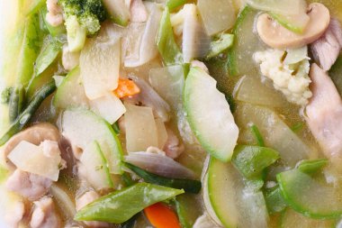 Taze sebze kasesi masada.,