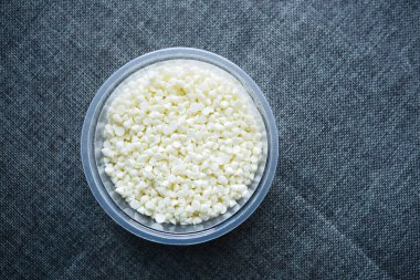 Masadaki tabakta beyaz çikolata parçacıkları 