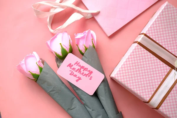 Regalo del día de la madre y color rosa rosa flor en la mesa. — Foto de Stock