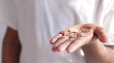 İnsan eli hapları fotokopi alanı ile yakın çekim 