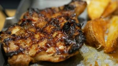 Biftek ve sebze tabağında et. 