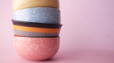 Masada renkli boş kase yığını 