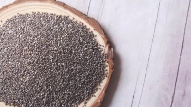 Bir kabın içindeki chia tohumunu kapat ,