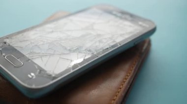 Renk arkaplanındaki bozuk akıllı telefonun üst görünümü 