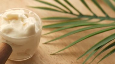 Badem fıstığını bir kaseye koy. 