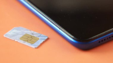 Masadaki akıllı bir telefon için sim kart 