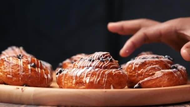 Cerrar canela danés rollo en la mesa — Vídeos de Stock