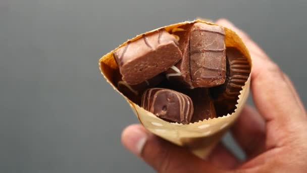 Nahaufnahme von dunkler Schokolade in einer Papierschachtel — Stockvideo