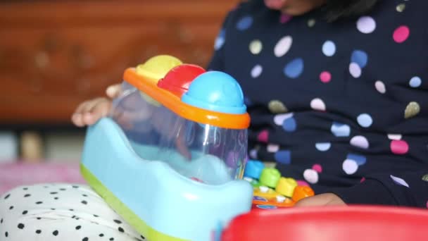 Criança brincando com um bebê brinquedos na cama, conceito de desenvolvimento infantil. — Vídeo de Stock