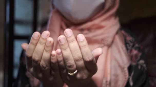 Mujeres musulmanas con mascarilla orando en ramadán — Vídeo de stock