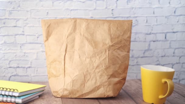 Um pacote de papel de almoço no fundo de cor — Vídeo de Stock