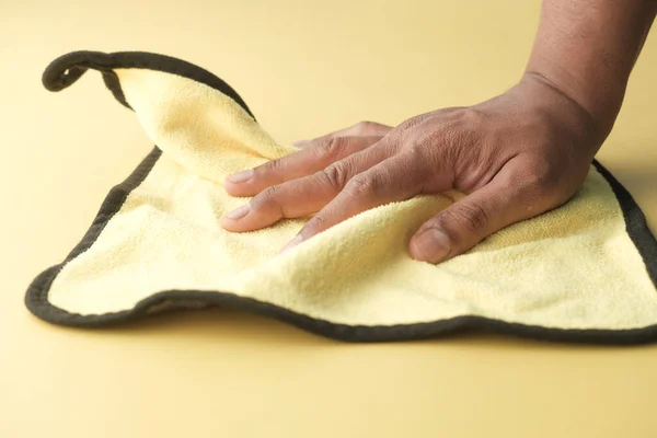 Menutup meja pembersih tangan orang dengan kain — Stok Foto