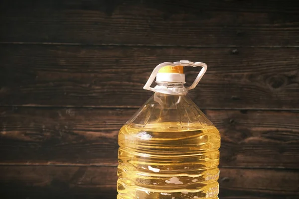 Botol minyak bunga matahari kuning di atas meja — Stok Foto