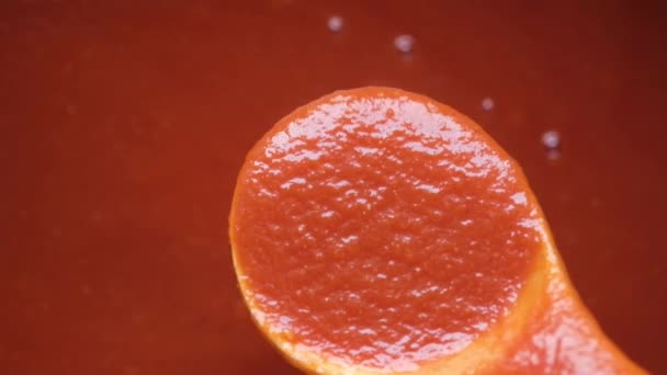 Verter la salsa de tomate de una cuchara vista superior — Vídeo de stock