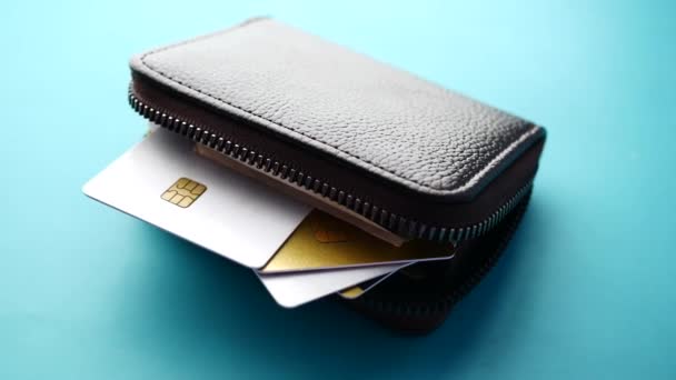 Zbliżenie kart kredytowych w portfelu na drewnianym tle — Wideo stockowe