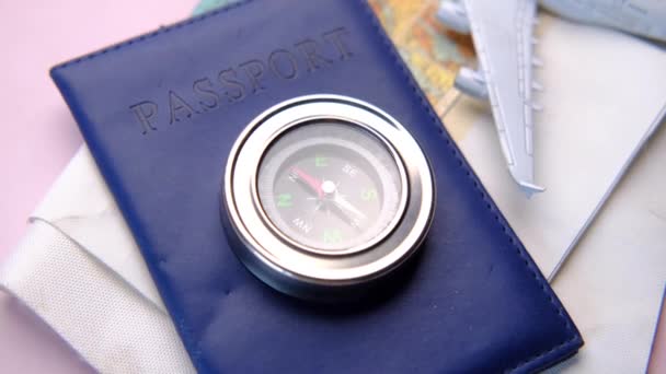 Passaporto, compendio con mappa di viaggio sul tavolo, — Video Stock
