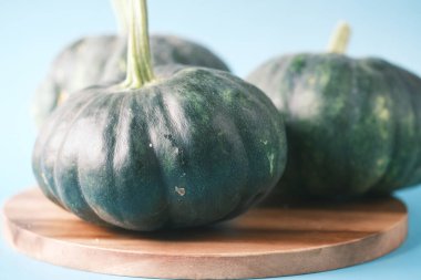  Kopya alanı olan bir masada küçük bir balkabağı 