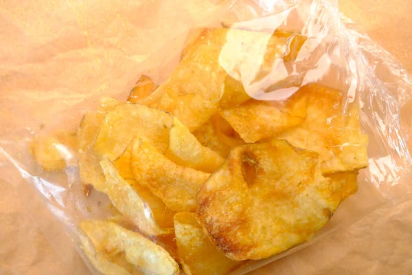 Batatas fritas saborosas em um topo de pacote abaixo — Fotografia de Stock