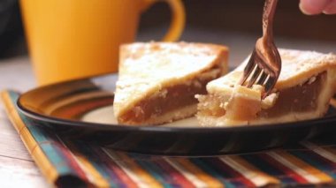  Yarım dilim elmalı turta yedim. 