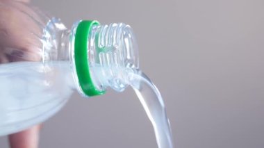 Plastik şişeden meşrubat dolduruyorum.