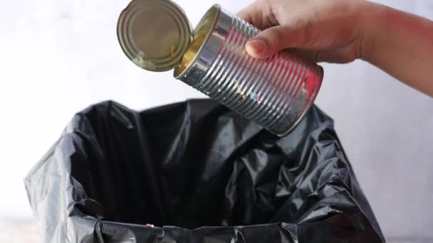 Melemparkan kaleng makanan ke tempat sampah — Stok Video