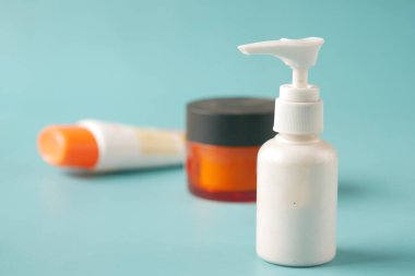 Yüz kremini bir kapta kapat 