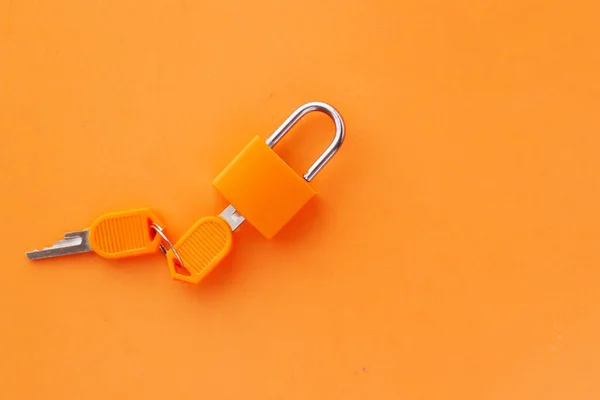 Помаранчевий колір замок і ключ на столі — стокове фото