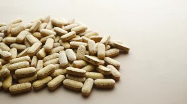 Beyaz arka planda birçok vitamin hapını kapat 