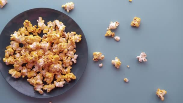 Popcorn w misce na drewnianym biurku — Wideo stockowe