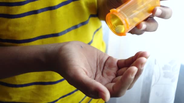 Рука чоловіка з ліками, вилитою з тарілки для таблеток — стокове відео
