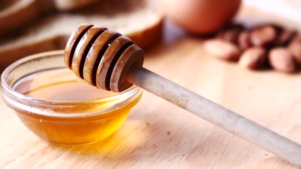 Närbild av färsk honung med sked på bordet — Stockvideo