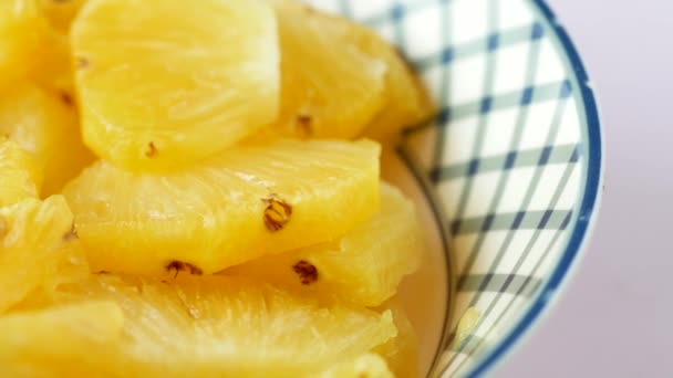 Plátek ananasu v misce na stole — Stock video