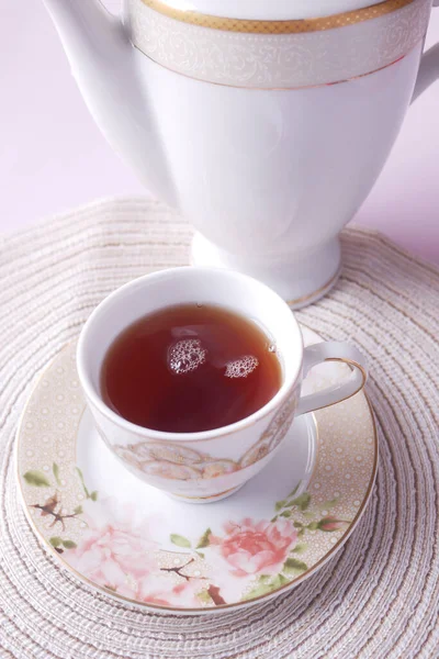 Verser le thé vert tôt le matin — Photo