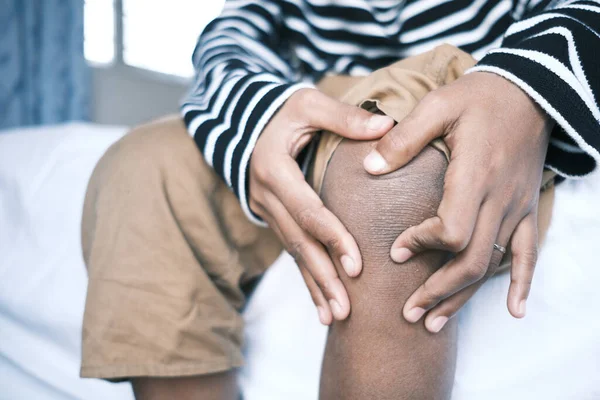 Primer plano en el hombre que sufre dolor en las articulaciones de rodilla —  Fotos de Stock