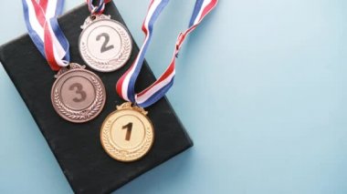 First Place Throphy ve açık renk arkaplan üzerine bir kitap 