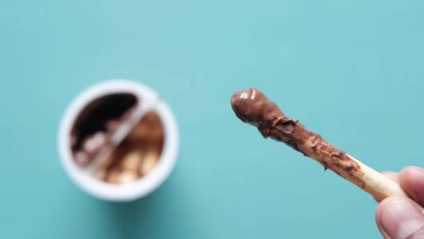 Broodstokje eten met chocoladepasta van boven naar beneden — Stockvideo
