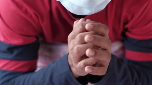 Нервная рука молодого человека — стоковое видео