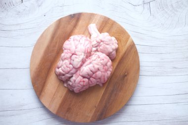 Kesme tahtasındaki koyun beyninin üst görüntüsü 