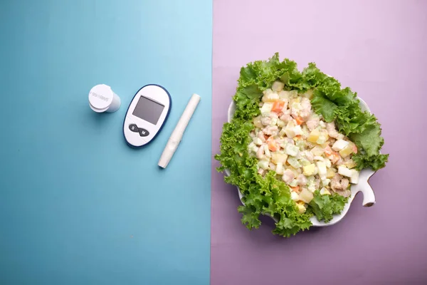 Outils de mesure du diabète et aliments sains sur la table — Photo