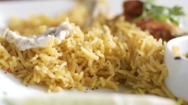 Masadaki kasede pilav pişirdim.,