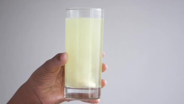 Men holding a glass of Effervescent soluble tablet pill water — Stock Video